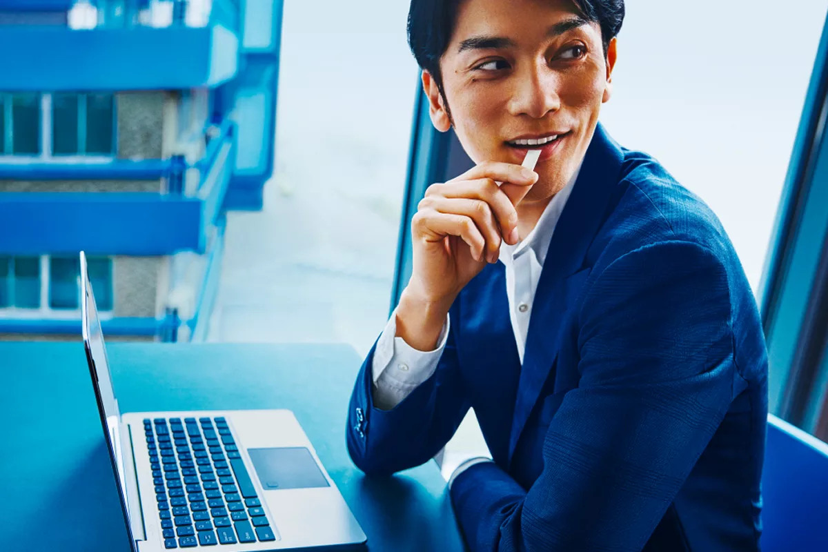 オーラルたばこパウチを使用する男性